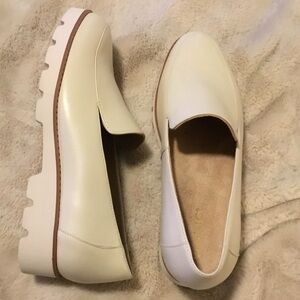 Vionic Kensley Cream Slip-On Loafers Lug Soles NWOT - 9.5 Wide